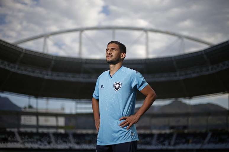 Marco Antônio com o novo uniforme do Botafogo (Foto: Vítor Silva/Botafogo)