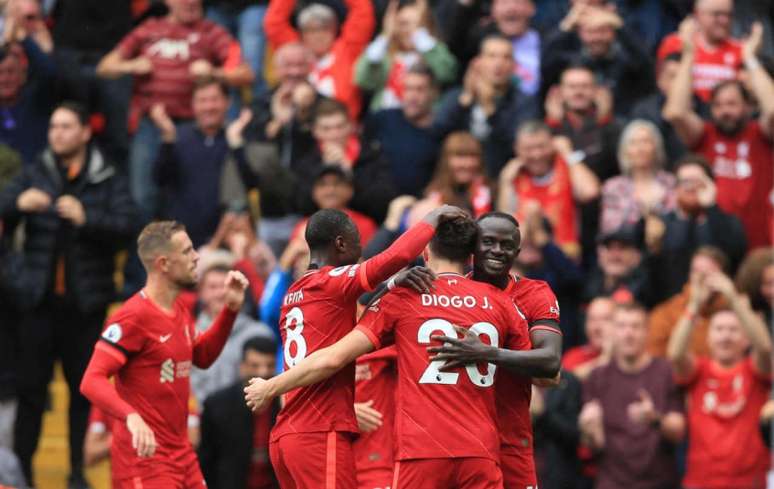 Anfield recebeu mais de 50 mil pessoas para acompanhar a vitória do Liverpool (Foto: LINDSEY PARNABY / AFP)