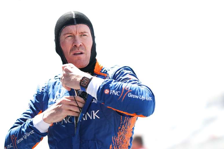 Scott Dixon foi mediano 