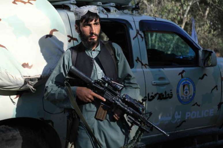 Soldado do Talibã em posto de controle em Herat, no Afeganistão