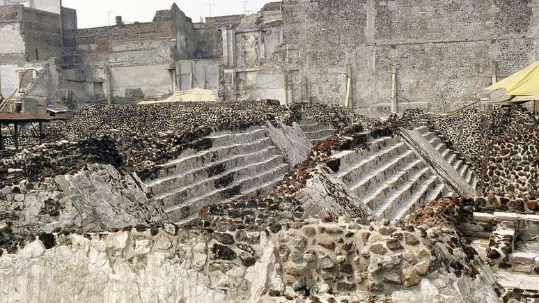 As ruínas de Tenochtitlán sobre as quais foi construída a Cidade do México apenas refletem sua grandeza de cinco séculos atrás. A imagem mostra o "muro de serpentes" do Templo Maior.