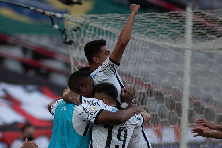 Corinthians vence e chega a sexto lugar no Campeonato Brasileiro 