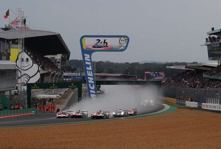 Largada em Le Mans sob chuva.