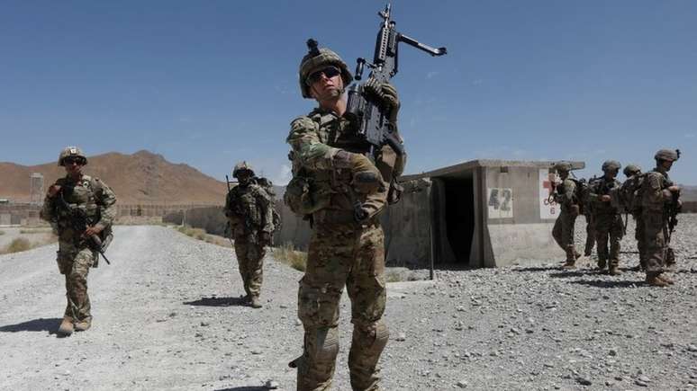 Soldados americanos no deserto do Afeganistão, cujo subsolo tem reservas estimadas entre US$ 1 trilhão e US$ 3 trilhões em minérios