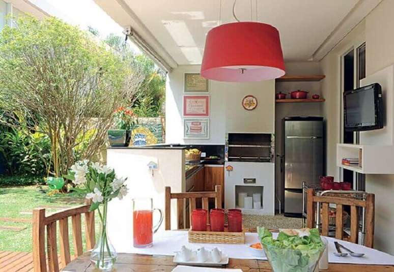 51. Decoração simples com luminária vermelha para cozinha aberta no quintal – Foto: Jusciane Pacifico