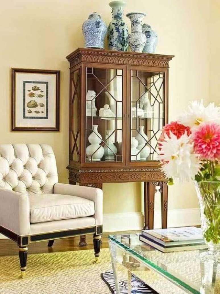 16. Decoração com móveis vintage para sala de estar com cristaleira e poltrona – Foto shophr