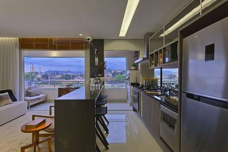 47. Decoração moderna em tons de cinza para cozinha aberta com sala de apartamento integrada – Foto: Renata Basques
