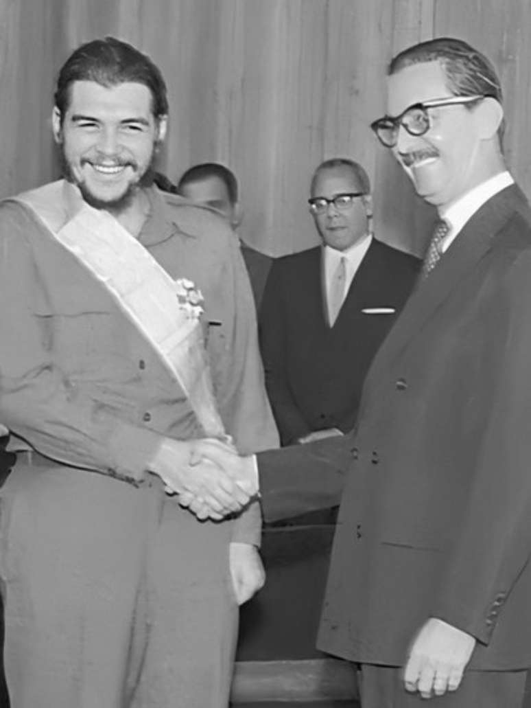 Dias antes de renunciar, Jânio condecorou em Brasília Ernesto Che Guevara, então ministro em Cuba