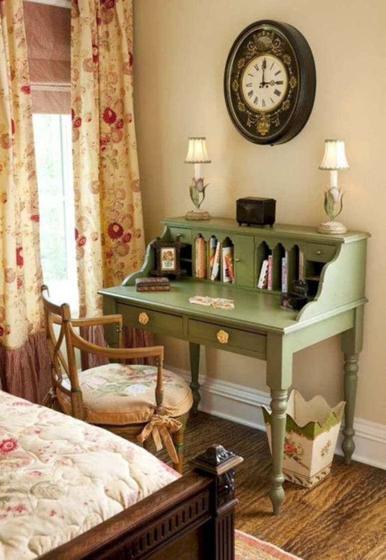 28. Móveis vintage com escrivaninha verde e cadeira de madeira -Foto Iaza Moveis