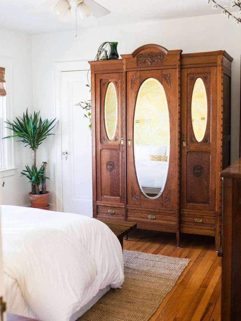 7. Quarto com m&oacute;veis vintage e guarda roupa espelhado &ndash; Foto Jessica Brighan