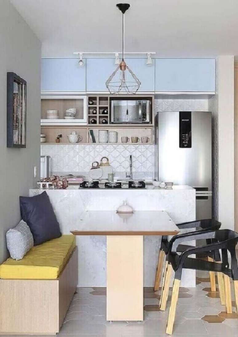 6. Mesa branca para decoração de cozinha aberta pequena – Foto: Decor Fácil