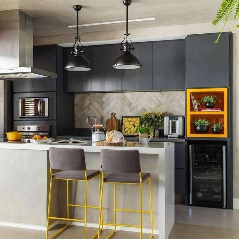 3. Decoração de cozinha aberta cinza e amarela com luminária industrial – Foto: SP Estúdio