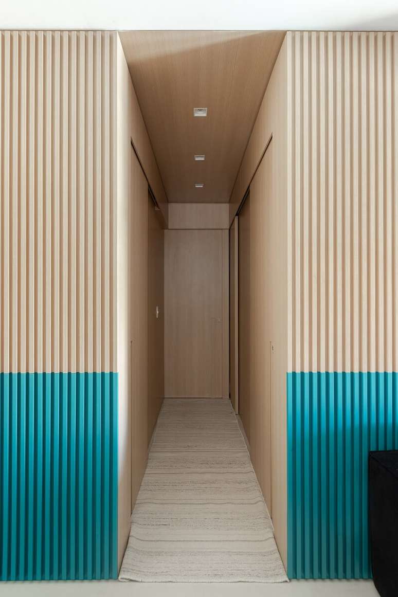 8. O painel ripado é dividido em duas cores: madeira clara e azul. Foto: Gisele Rampazzo