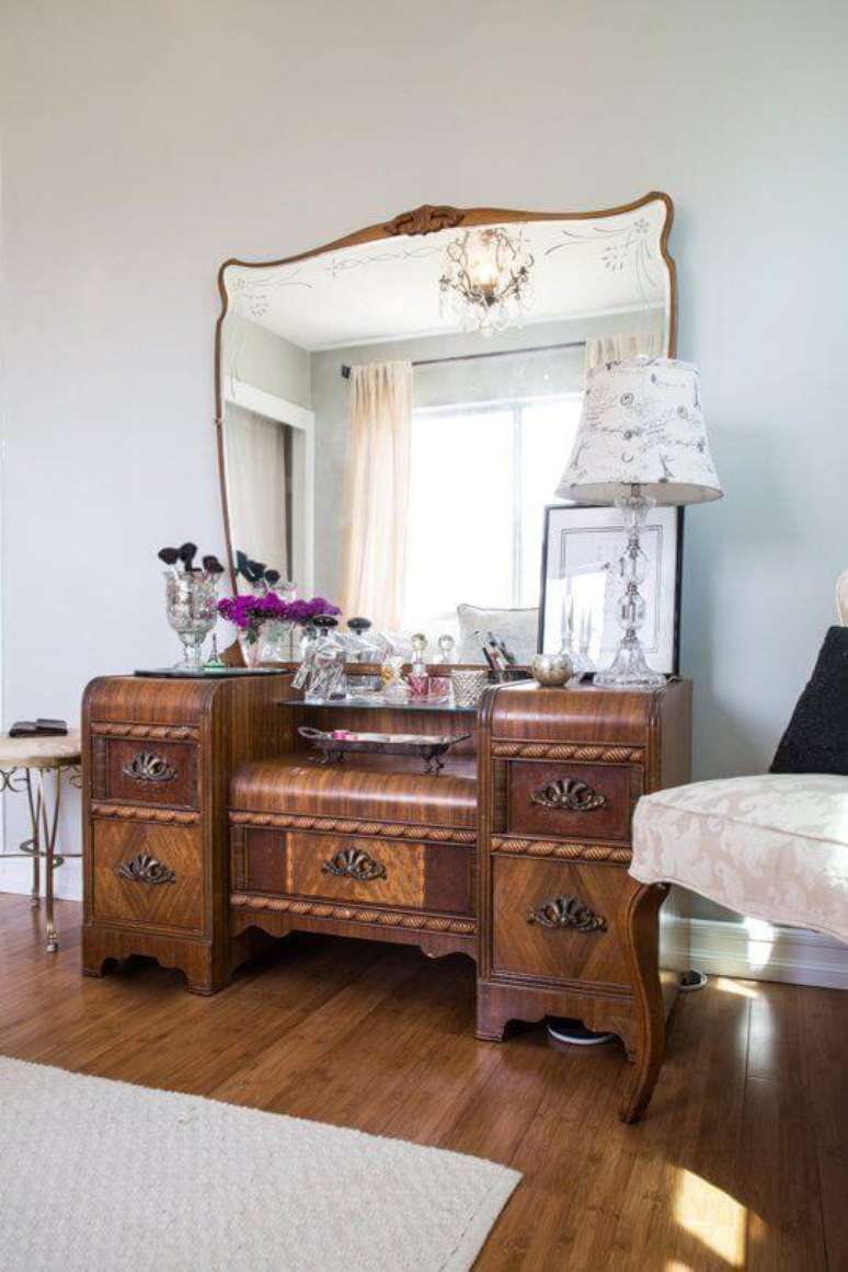 2. Móveis vintage de madeira grande com espelho e moldura detalhada – Foto Apartment Therapy