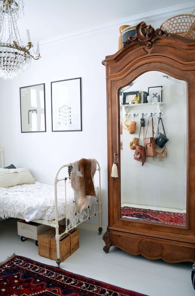 48. Quarto infantil com móveis vintage e guarda roupa espelhado -Foto Casa de Valentina