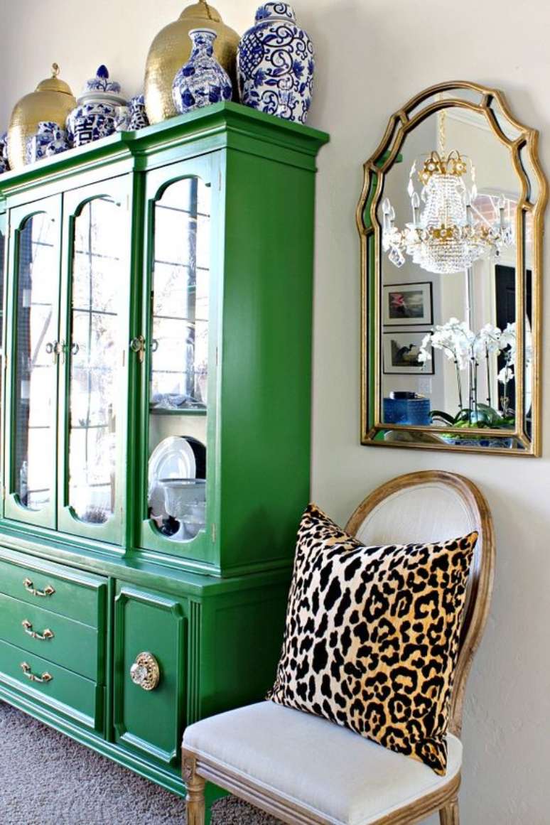 54. Sala colorida com móveis vintage na cor verde – Foto DimpleS and Tangles