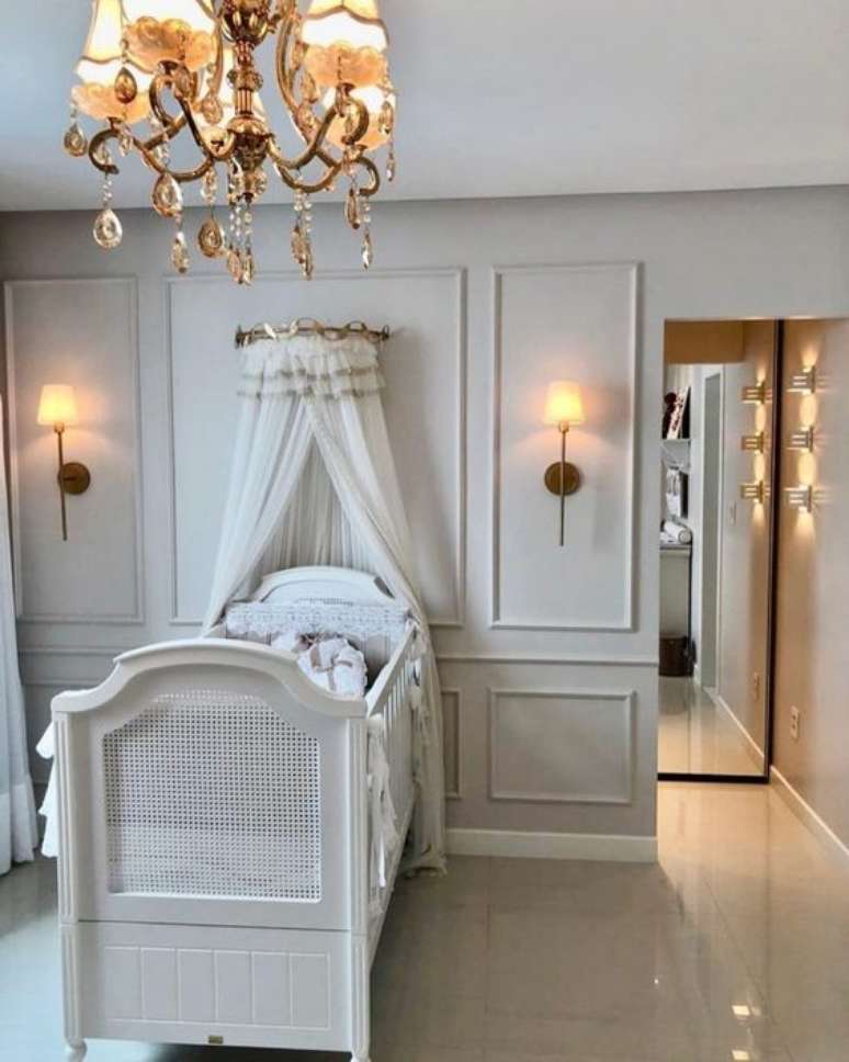 46. Quarto com m&oacute;veis vintage e lustre infantil &ndash; Foto Arquiteta Amanda Lessa