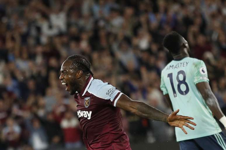 Michail Antonio comemora ap&oacute;s marcar o seu segundo gol na vit&oacute;ria do West Ham