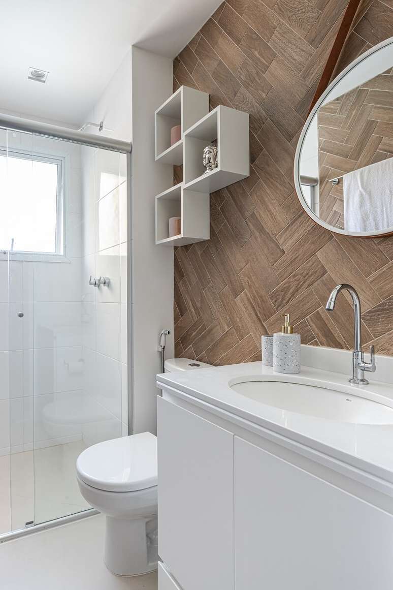 11. Gabinete de banheiro branco e espelho adnet complementam o décor. Foto: Gisele Rampazzo