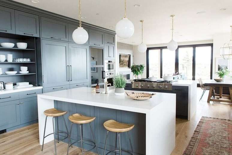 27. Decoração azul e branco para cozinha aberta com sala integrada – Foto: Studio McGee