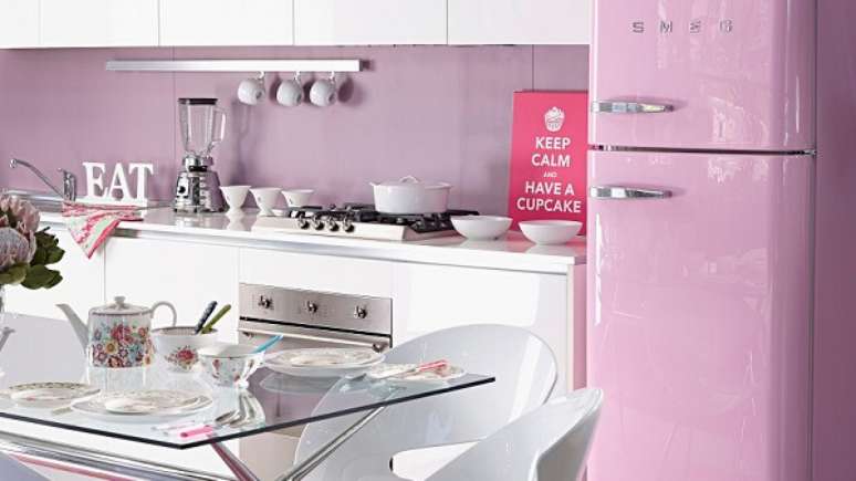 10. Cozinha com decoração de moveis vintage e geladeira cor de rosa – Foto Depto51