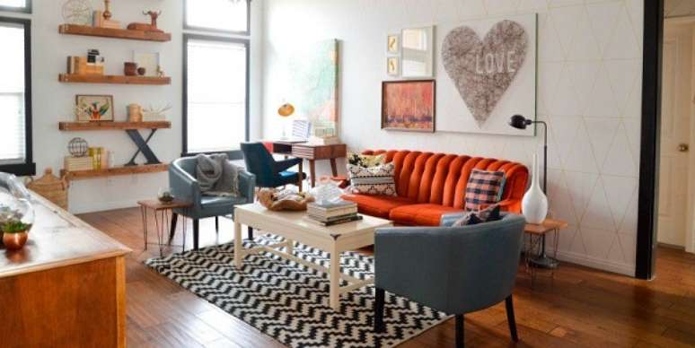 17. Decoração de sala de estar com móveis vintage e coloridos – Foto Vintage Revival