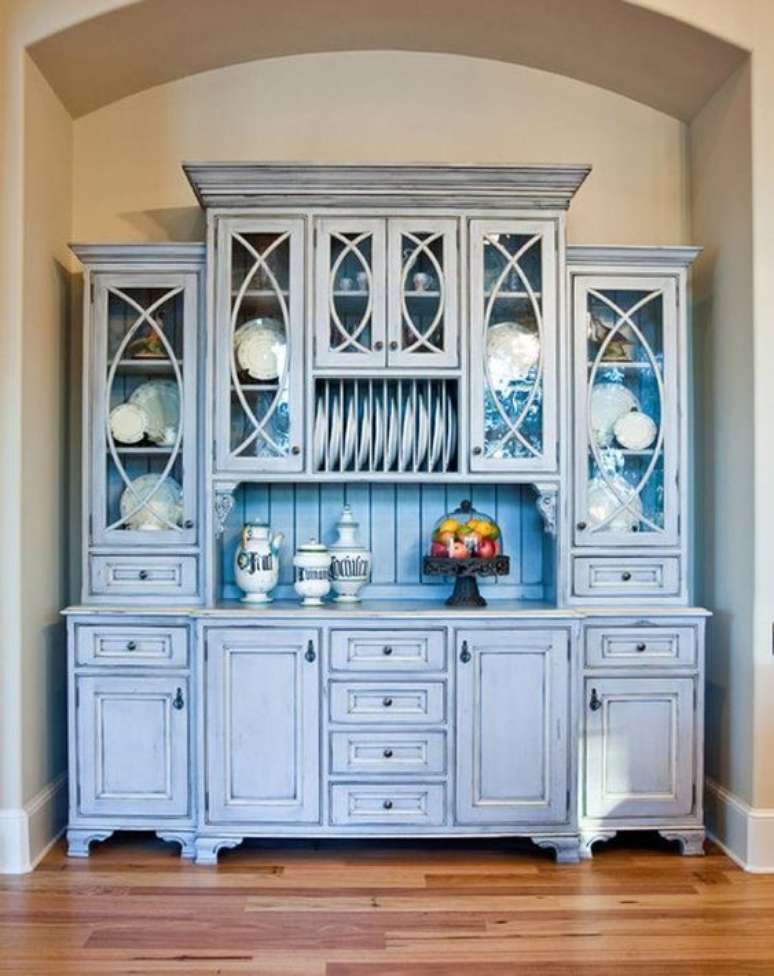 31. M&oacute;veis vintage na cor azul para sala de jantar &ndash; Foto Hostetler Custom Cabinetry