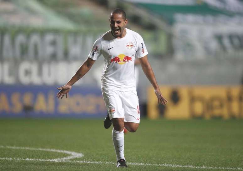 Ytalo comemora gol na vitória do Red Bull Bragantino.