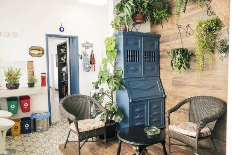 38. M&oacute;veis vintage para sala de estar com plantas suspensas &ndash; Foto Casa Aberta