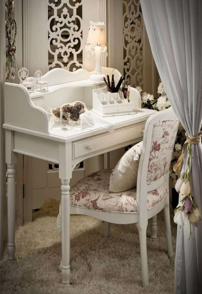 32. Móveis vintage na cor branca com espelho de mesa e cadeira com estampa floral – Foto Espaço Provence