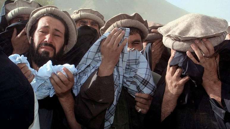 Cerim&ocirc;nia f&uacute;nebre pela morte de Massoud em 2001: fotografias do 'Le&atilde;o de Panjshir' podem ser vistas em estabelecimentos na capital at&eacute; hoje
