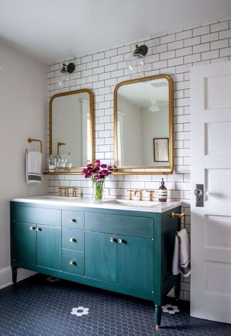 34. Móveis vintage para banheiro com armário verde e espelhos dourados – Foto Casework