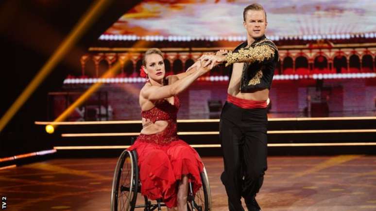 Birgit Skarstein no programa Skal vi Danse?, o Dan&ccedil;a dos Famosos da Noruega, &eacute; uma estrela do remo