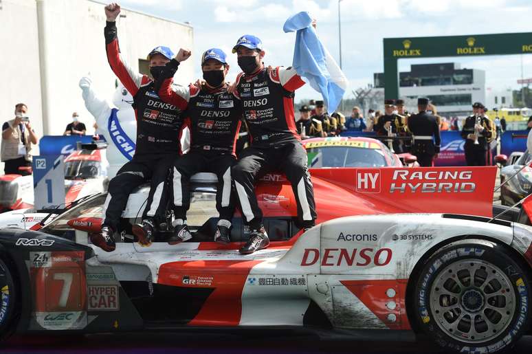 O trio Mike Conway, Kamui Kobayashi e José María López não deu chances a ninguém e venceu as 24 Horas de Le Mans 