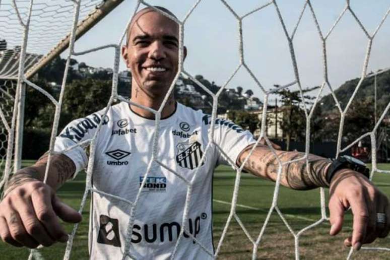 O atacante Diego Tardelli foi apresentado pelo Santos nesta segunda (Foto: Ivan Storti/Santos FC)