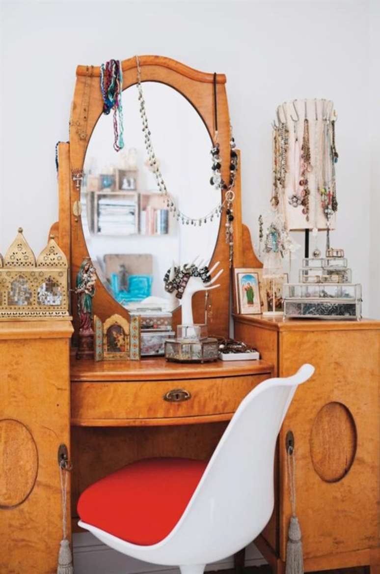 26. M&oacute;veis vintage com cadeira moderna &ndash; Foto Pernilla Hed