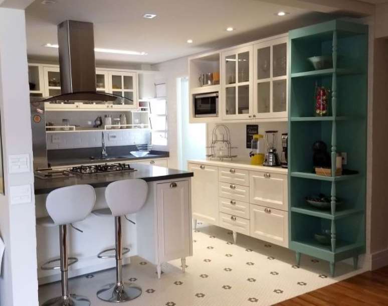 11. Cozinha com m&oacute;veis vintage branco com verde claro &ndash; Foto Alessandra Zeni