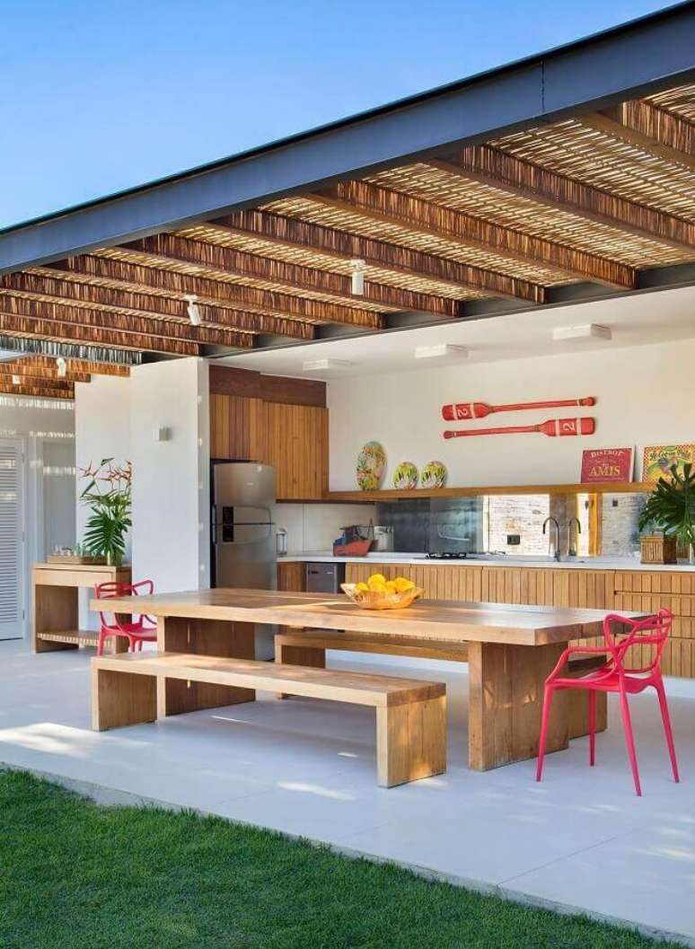 5. Mesa com banco de madeira para decoração de cozinha aberta no quintal – Foto: Brise Arquitetura