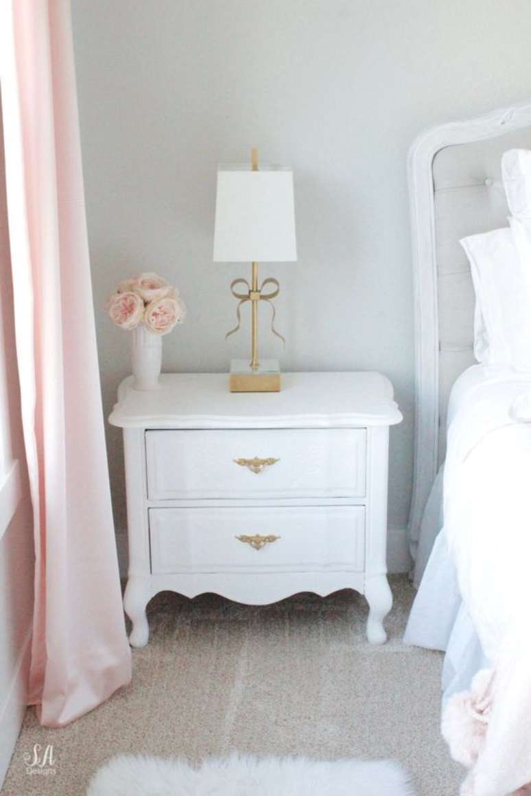 24. Mesa provençal branca com puxadores vintage para móveis do quarto – Foto Summer Adams