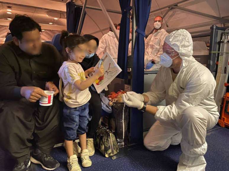 Refugiados afegãos chegam no aeroporto de Fiumicino, arredores de Roma