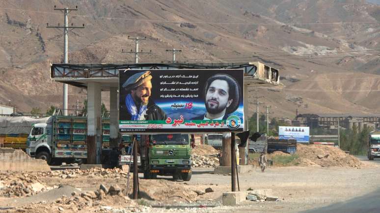 Outdoor no Vale do Panjshir mostra Ahmad Massoud e seu filho com o slogan: 'Gra&ccedil;as ao seu ex&eacute;rcito voc&ecirc; pode sonhar com um pa&iacute;s livre/Ahmad est&aacute; ao seu lado/que Deus o proteja'