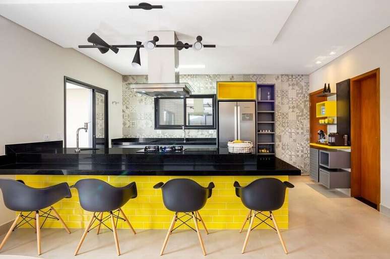 53. Detalhes amarelos para decoração de cozinha aberta grande – Foto: Andrea Petini
