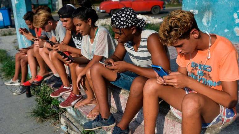 As novas normas que regulamentam o uso da internet s&atilde;o vistas como opressoras por muitos cubanos