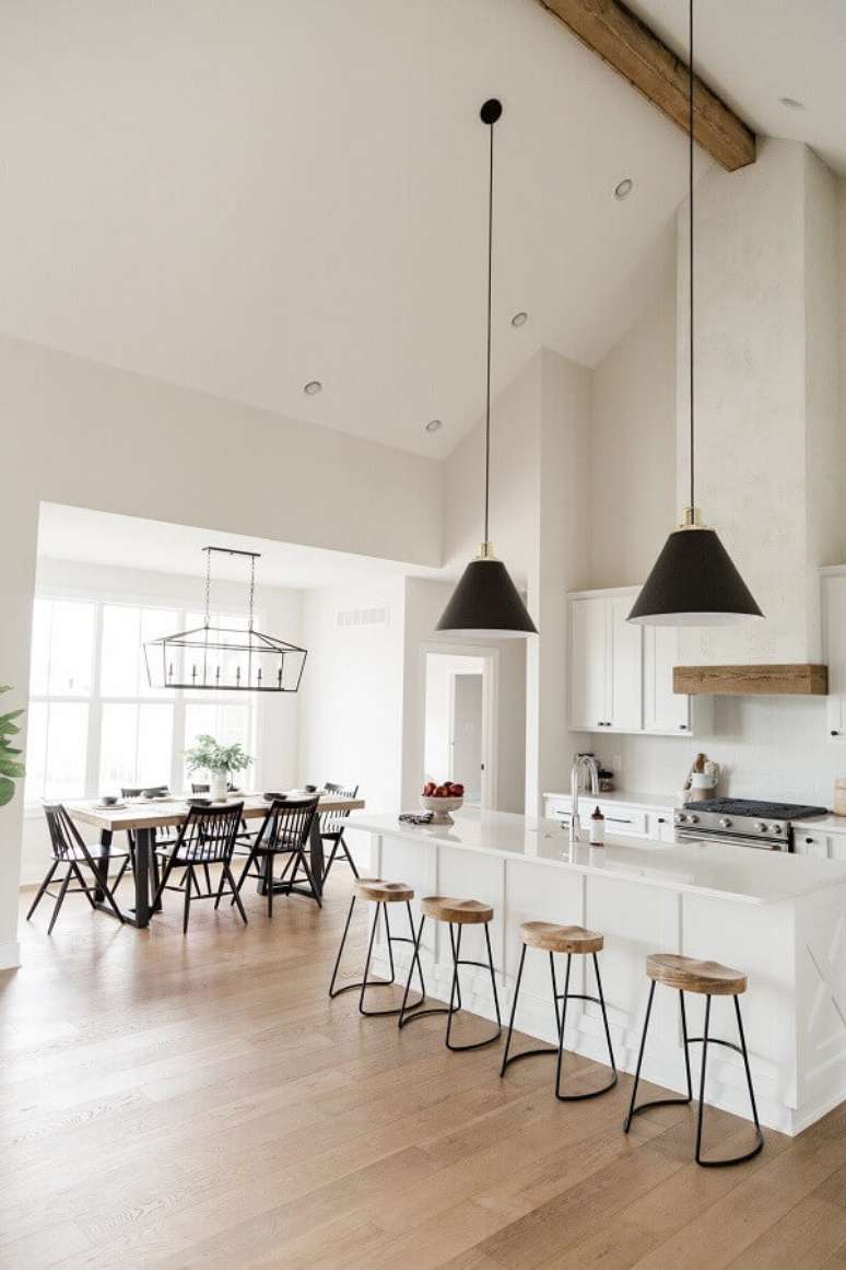 58. Pendente preto para decoração de cozinha aberta com ilha branca – Foto: Oakstone Homes