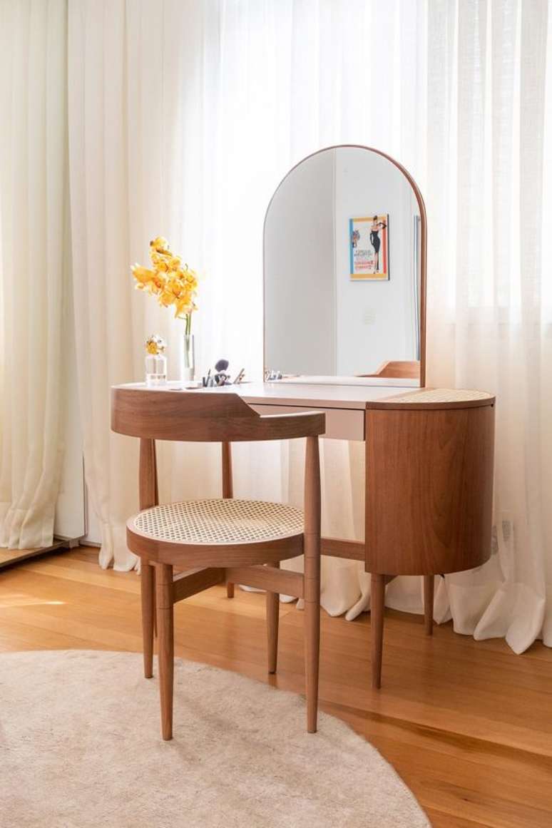 37. Móveis vintage para quarto moderno com penteadeira de madeira – Foto Lufe Gomes Arquiteta Ana Sawaia Arquitetura