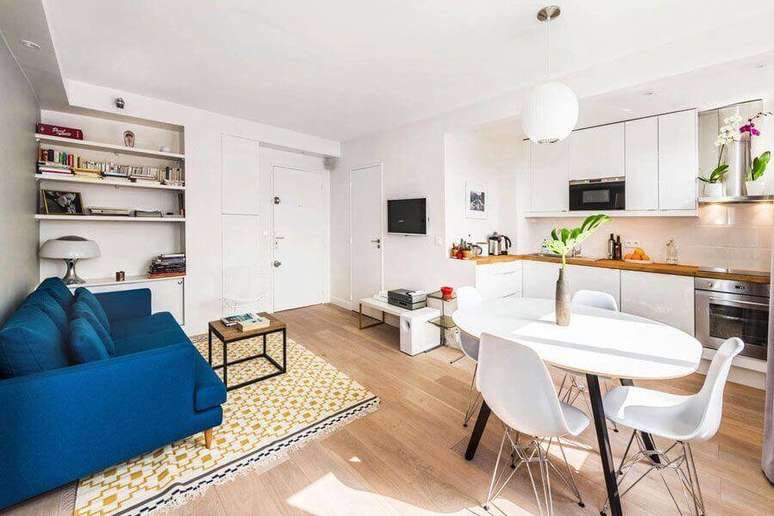 9. Apartamento decorado com cozinha aberta com sala de estar e jantar integradas – Foto: Habitaclia