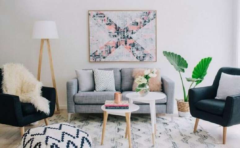 49. Sala de estar decorada com poltronas p&eacute;s palito e almofadas para sof&aacute; cinza pequeno &ndash; Foto: Claudia Stephenson