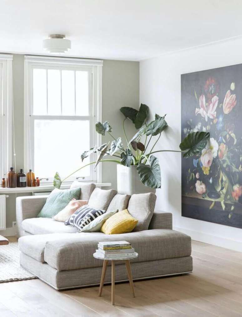 13. Combinação de almofadas para sofá cinza em sala branca decorada com planta grande – Foto: Media Jungle