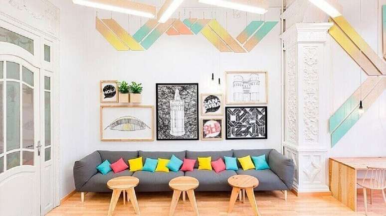 2. Decoração colorida para sala com almofadas para sofá cinza – Foto: De Lavie Decor