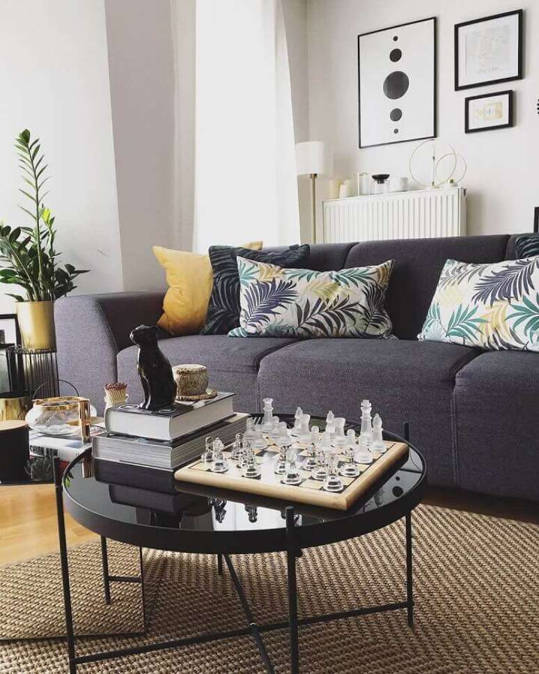 1. Almofadas para sofá cinza escuro em sala decorada com mesa de centro redonda – Foto: Corinne Miya